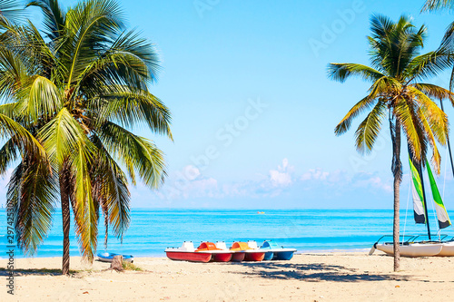Photo The tropical beach of Varadero in Cuba with sailboats and palm trees on a summer day with turquoise water