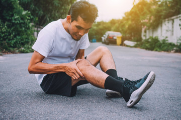 Wall Mural - Man Knee pain when running or jogging