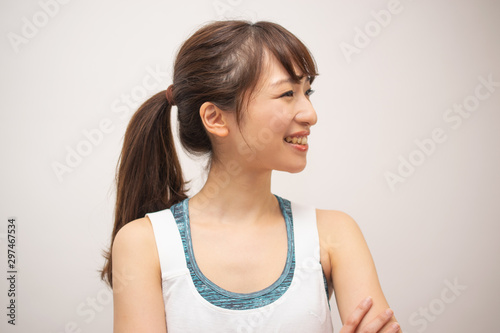 ヨガウェアを着て笑顔の女性の横顔 Stock 写真 Adobe Stock