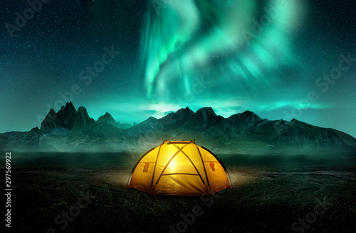 Fotomural A glowing yellow camping tent under a beautiful green northern lights aurora