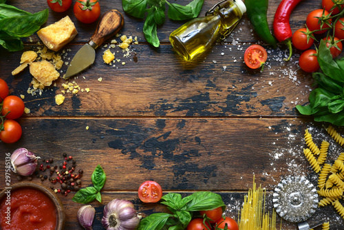Fotografía Culinary background with traditional ingredients of italian cuisine