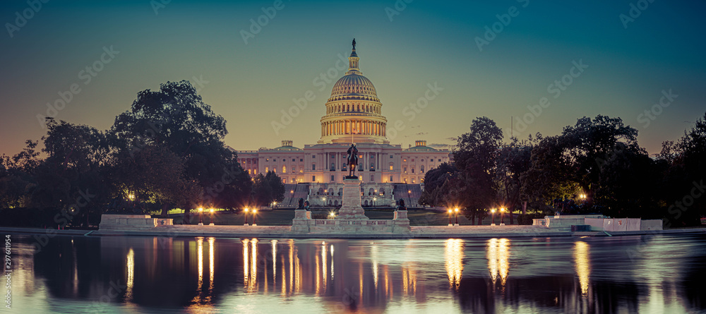 Panoramic image of the Capitol of the United States with the capitol reflecting pool in morning light. - obrazy, fototapety, plakaty 