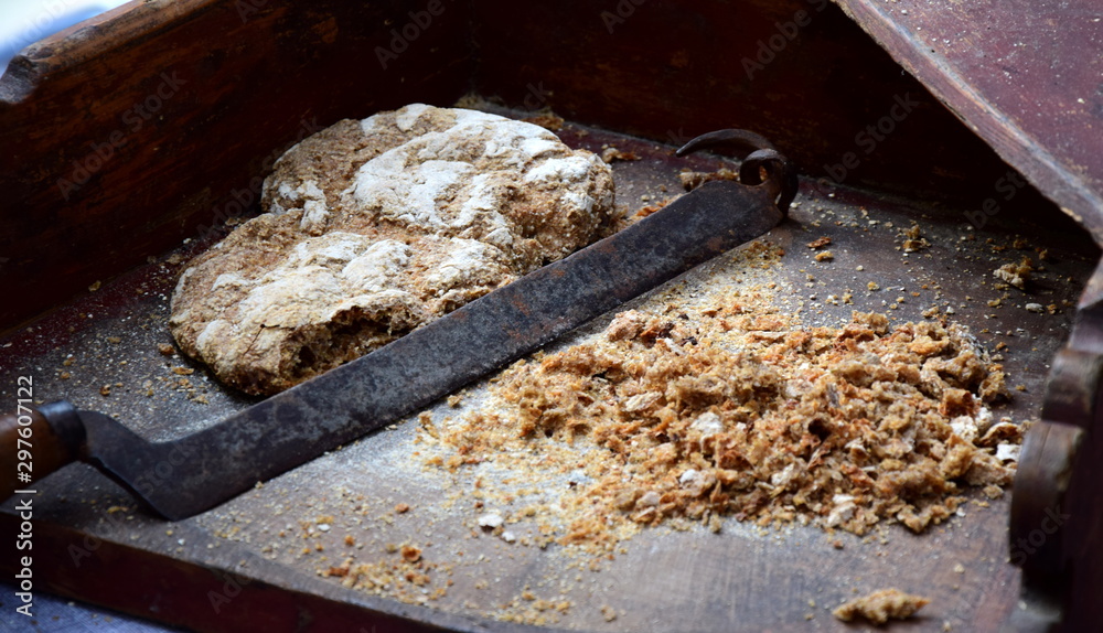 Stock-Foto „Holzgrammel - bäuerliches Werkzeug zum Zerkleinern von harten Brot in Südtirol“