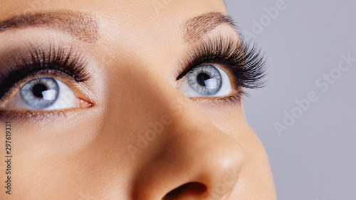 Fotografía Woman eyes with long eyelashes and smokey eyes make-up
