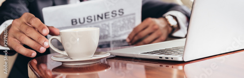 Photo panoramic shot of businessman taking cup in private plane