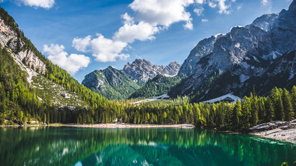 landschaft mit gebirge an einem wildsee im herbst in alpen mit bergen am see