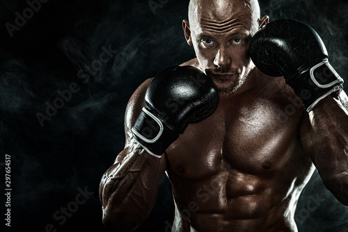 Plakaty Boks  sportowiec-bokser-mezczyzna-walczacy-w-rekawiczkach-na-czarnym-tle-koncepcja-fitness-i-boks-indywidualny