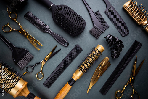 Fotomural Various hair dresser and cut tools on black background with copy space