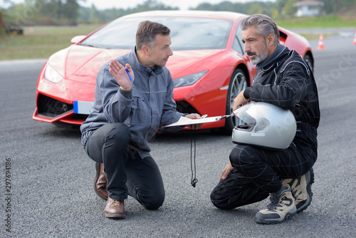 Fotografía rally driving instructor giving instructions to driver