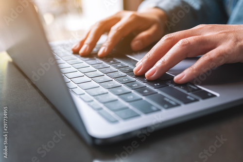 Fotografía Closeup image of a woman working and typing on laptop computer on the table