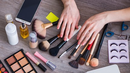 Fashion blogger with make-up accessories