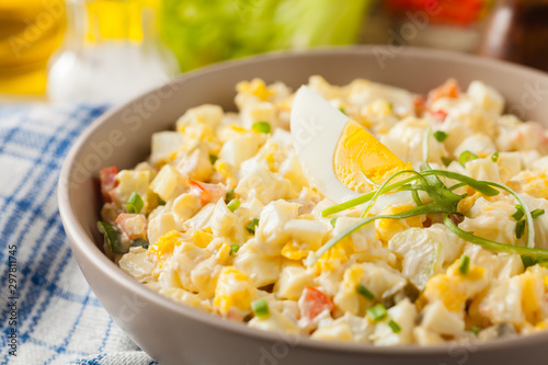 Fotografía A light egg salad with celery, gherkin, pepper and mayonnaise
