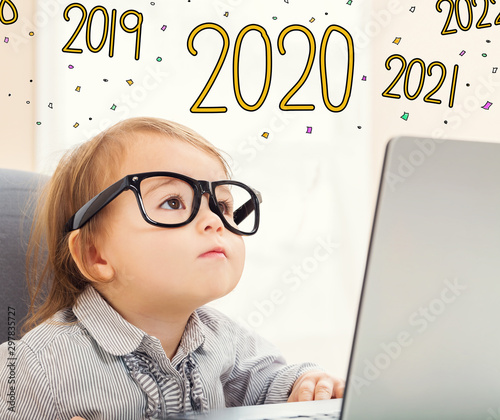 2020 text with toddler girl using her laptop Fototapete