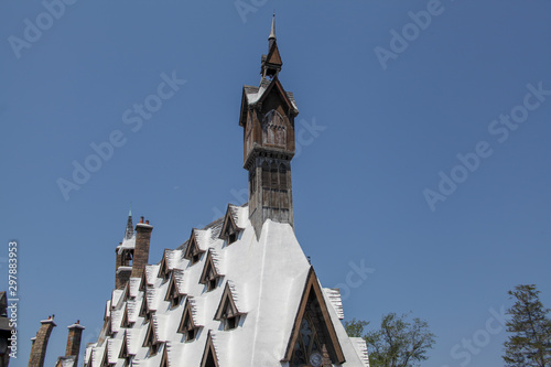 Cuadros en Lienzo Hogsmeade, Diagon Alley, the beautiful window and tower architecture of a snow-covered building in Universal Park in Orlando, Florida, USA