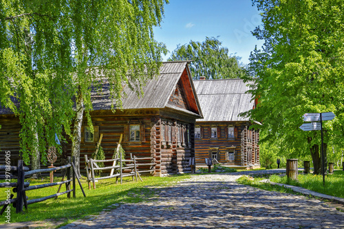 Cuadros en Lienzo Wooden huts in Kostroma settlement