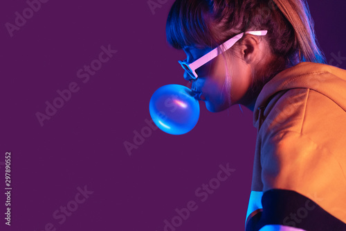 Cuadros en Lienzo Teen igen girl wear stylish trendy sunglasses and hoodie blowing bubble gum prof
