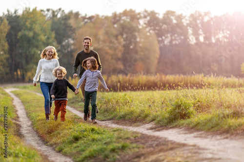 Cuadros en Lienzo Young family having fun outdoors