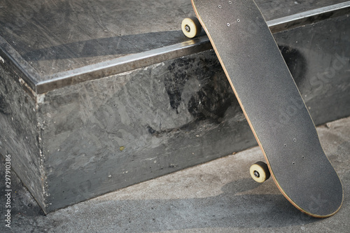 Fotografía View of black skateboard in concrete skatepark on warm day
