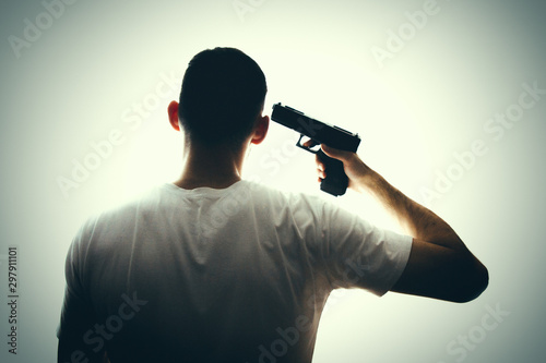 Fotografía A man commits suicide with a pistol.