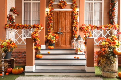 Cuadros en Lienzo House entrance decorated for traditional autumn holidays
