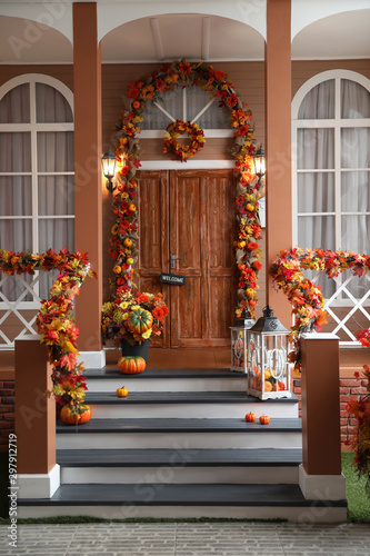 Fotografía House entrance decorated for traditional autumn holidays