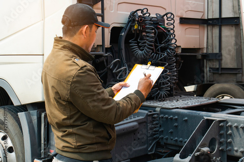 Cuadros en Lienzo Truck driver inspecting safety daily checklist to before driving the truck
