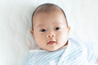 © blanche - ベビーベッドに寝るかわいい赤ちゃん