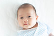 © blanche - ベビーベッドに寝るかわいい赤ちゃん