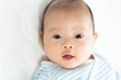 © blanche - ベビーベッドに寝るかわいい赤ちゃん