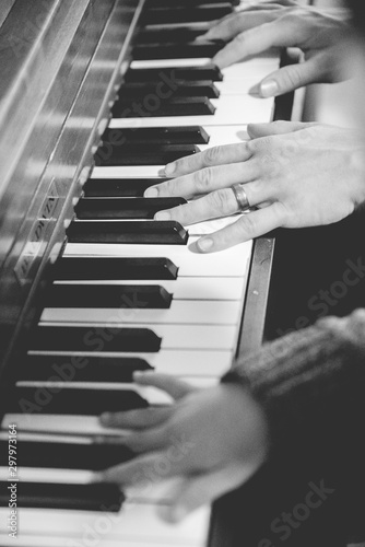 Plakaty fortepian  pionowe-ujecie-osoby-i-dziecka-grajacego-na-pianinie-w-czerni-i-bieli