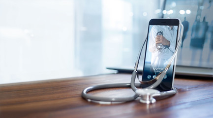 Aufkleber - Doctor online, online medical communication network  with patient, Online medical consultation, Doctor through the phone screen using stethoscope checks and analysis health care.