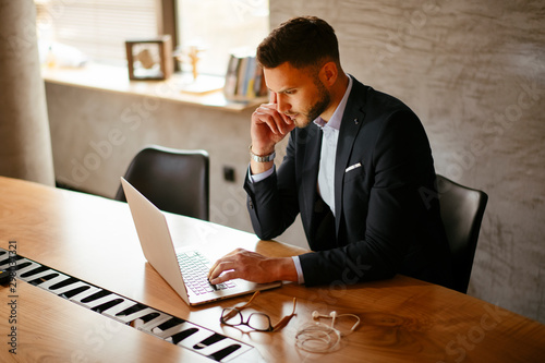 Photographie Young businessman using laptop in his office