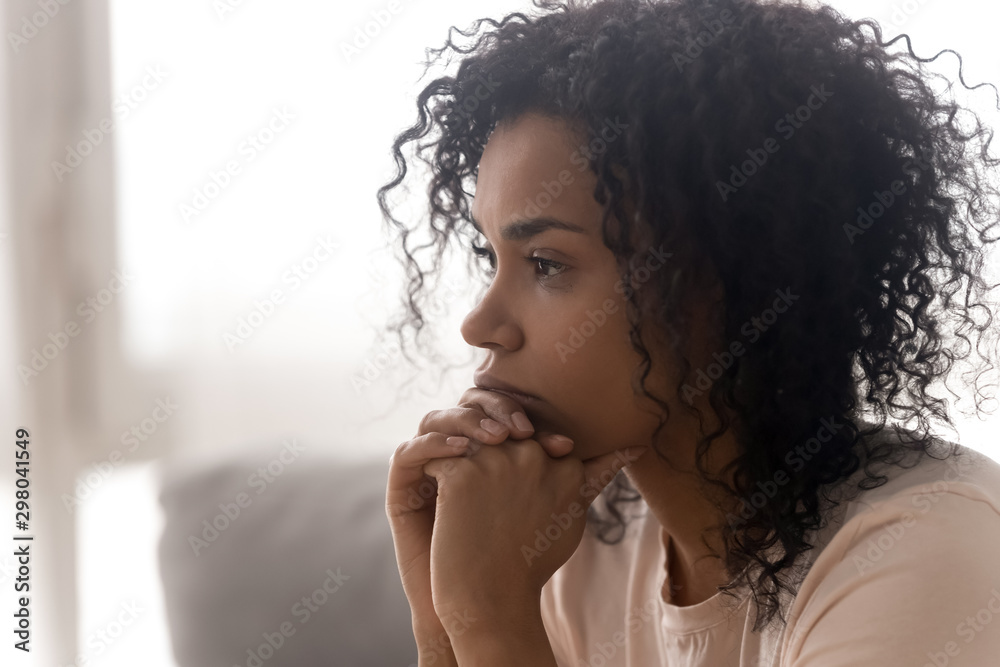 Close up of pensive black woman thinking having life troubles - obrazy, fototapety, plakaty 