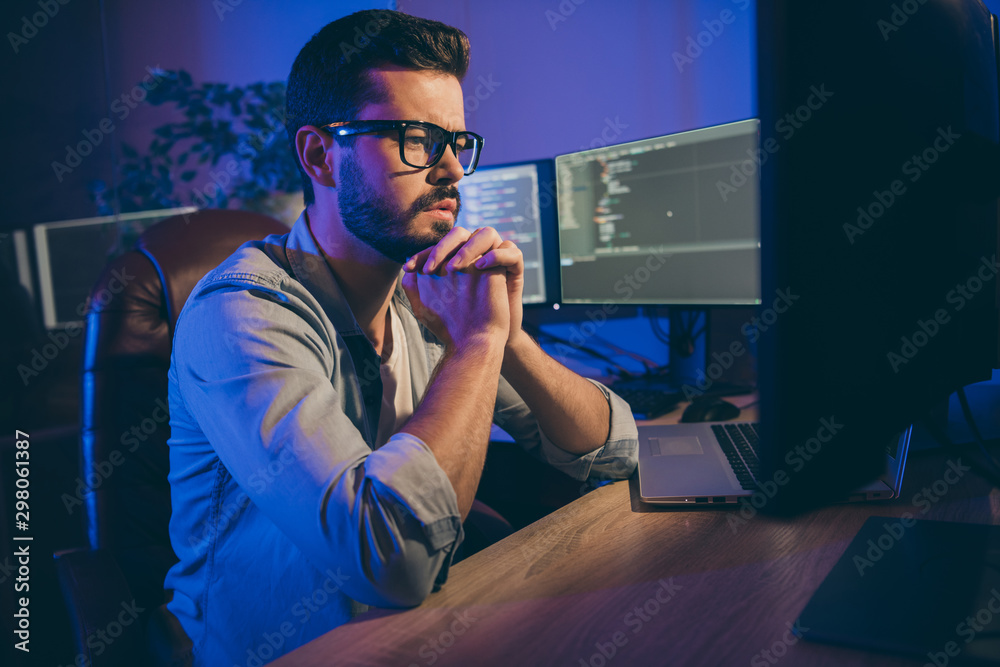 Profile photo of it-specialist guy working late at night sitting office ...