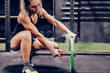 © Aparicio Febrer/ADDICTIVE STOCK - Side view of serious muscular woman preparing for training with heavy weight in gym