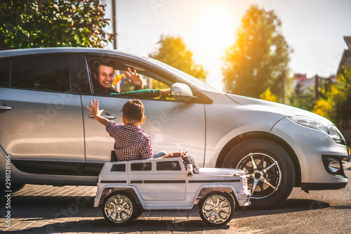 Fotomural The father and his little son driving their cars