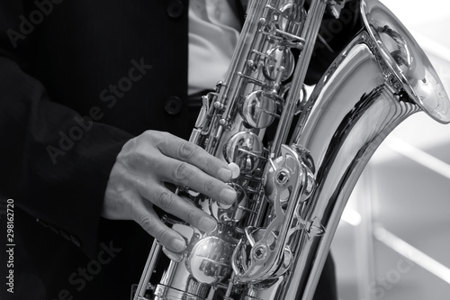 Obrazy saksofon  mezczyzna-w-surowym-ciemnym-garniturze-gra-na-saksofonie