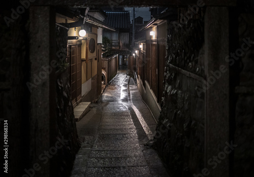 Cuadros en Lienzo Empty alley through traditional Kyoto neighborhood on rainy night