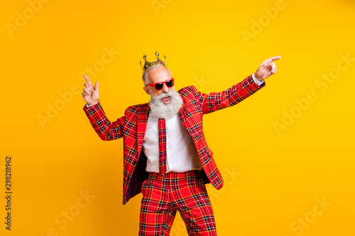 Fotografía Photo of cool trendy look grandpa white beard dancing hip-hop strange moves wear