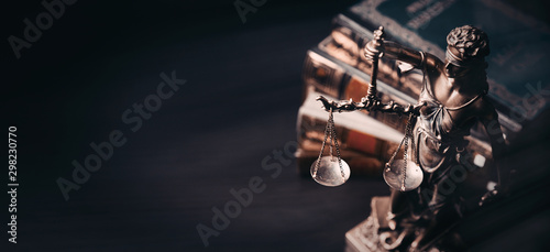 Fotografía Lady justice. Statue of Justice in library