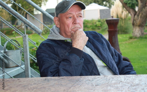 Cuadros en Lienzo Nachdenklich nach der Gartenarbeit