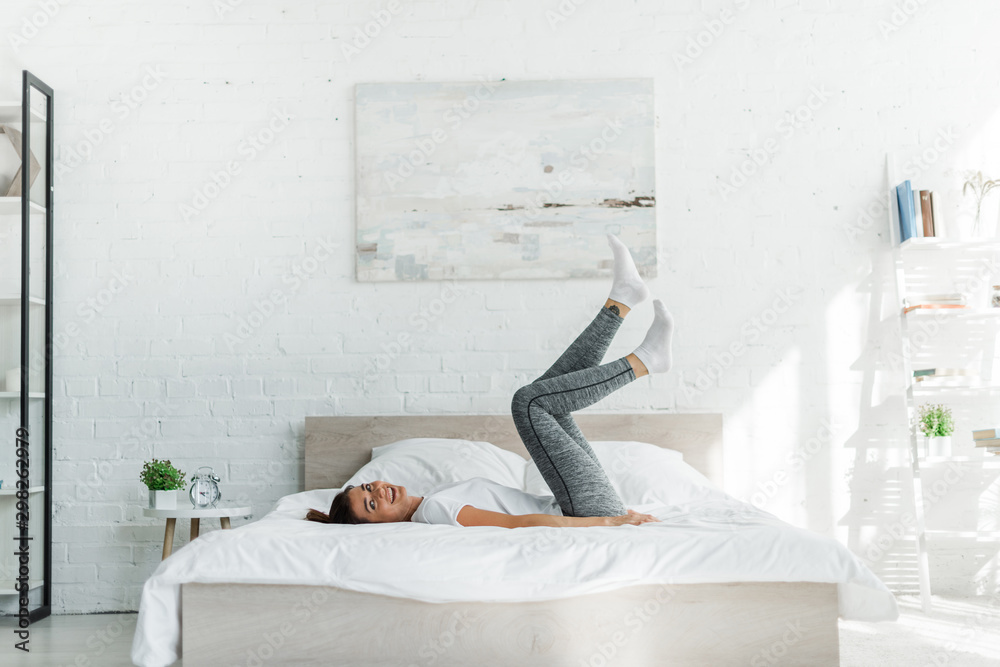 девушка ночью в кровати удивленно смотрит в потолок