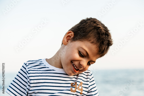Fotomural niño en la playa, sobre arena