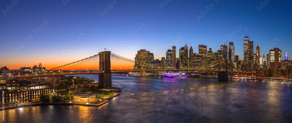 New York City Brooklyn Bridge evening skyline sunset - obrazy, fototapety, plakaty 