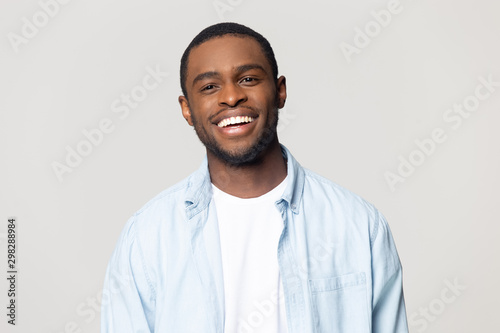 Fotografía Head shot portrait happy African American man with healthy smile