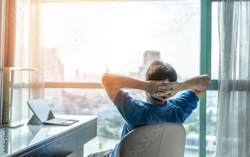 Fotomural Life-work balance and city living lifestyle concept of business man relaxing, ta