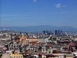 vista aerea della bella città di napoli con i tetti affollati