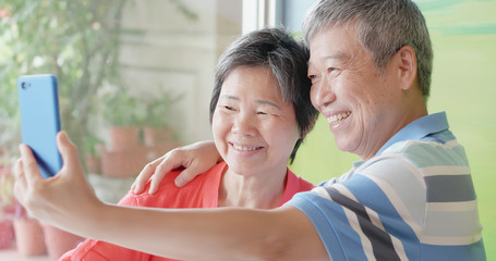 Wall Mural - old couple take a selfie