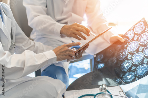 Fotografía ER surgery medical team, surgical doctor teamwork, professional brain and neurol