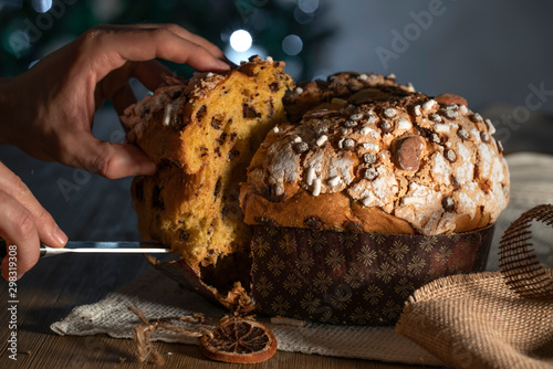 Cuadros en Lienzo Panettone, tipico dolce natalizio italiano con mandorle, cioccolato e zucchero